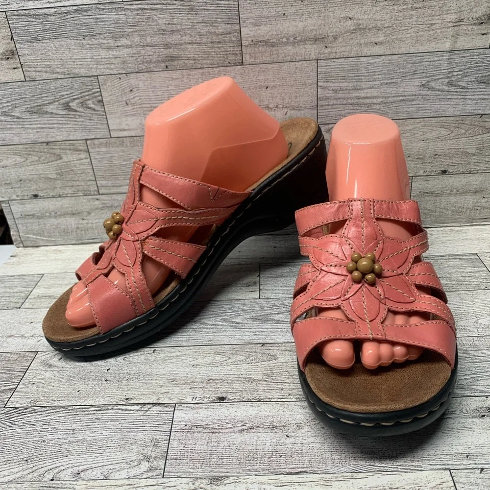 Clarks Women’s Size 9.5 Wide Pink Coral Leather Slip On Comfort Summer Sandals